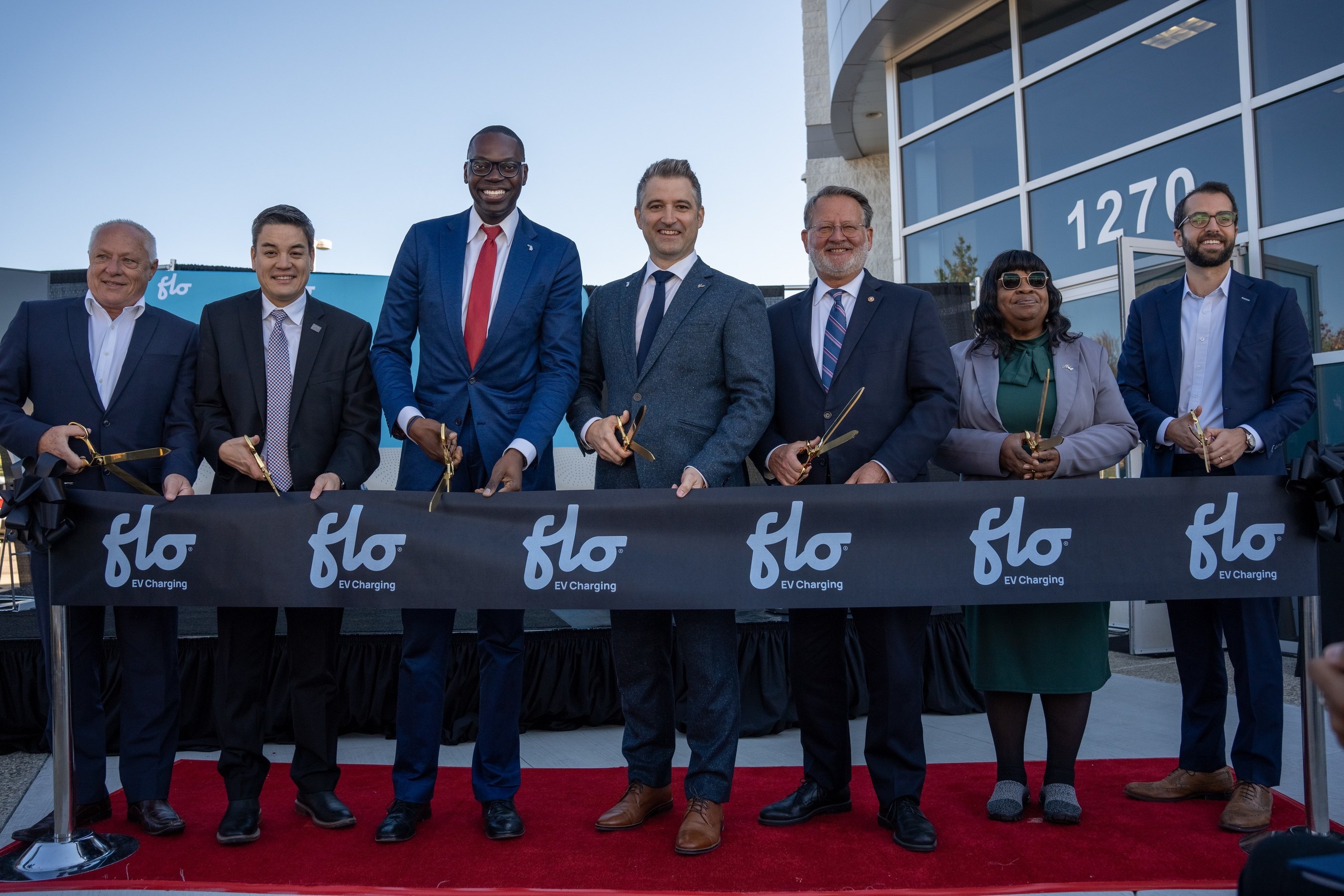 The ribbon cutting ceremony at Flo's new facility in Auburn Hills, Michigan (CNW Group/Flo)