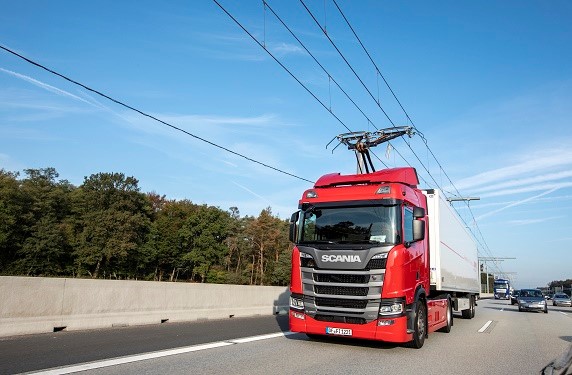 The system uses a pantograph on the top of diesel-electric lorries that connects with overhead electric cables. Image: Costain