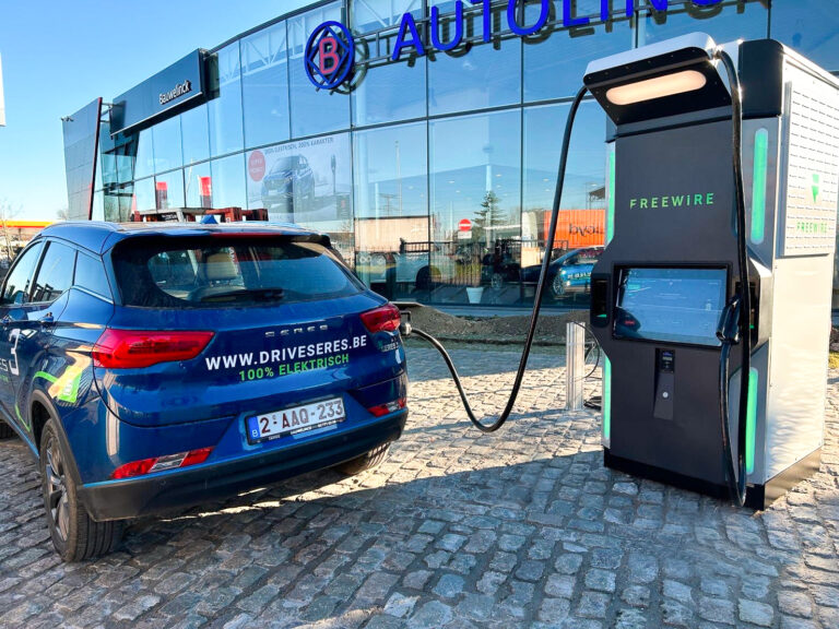 The first ultrafast battery-integrated charger installed at a Bauwelinck dealership