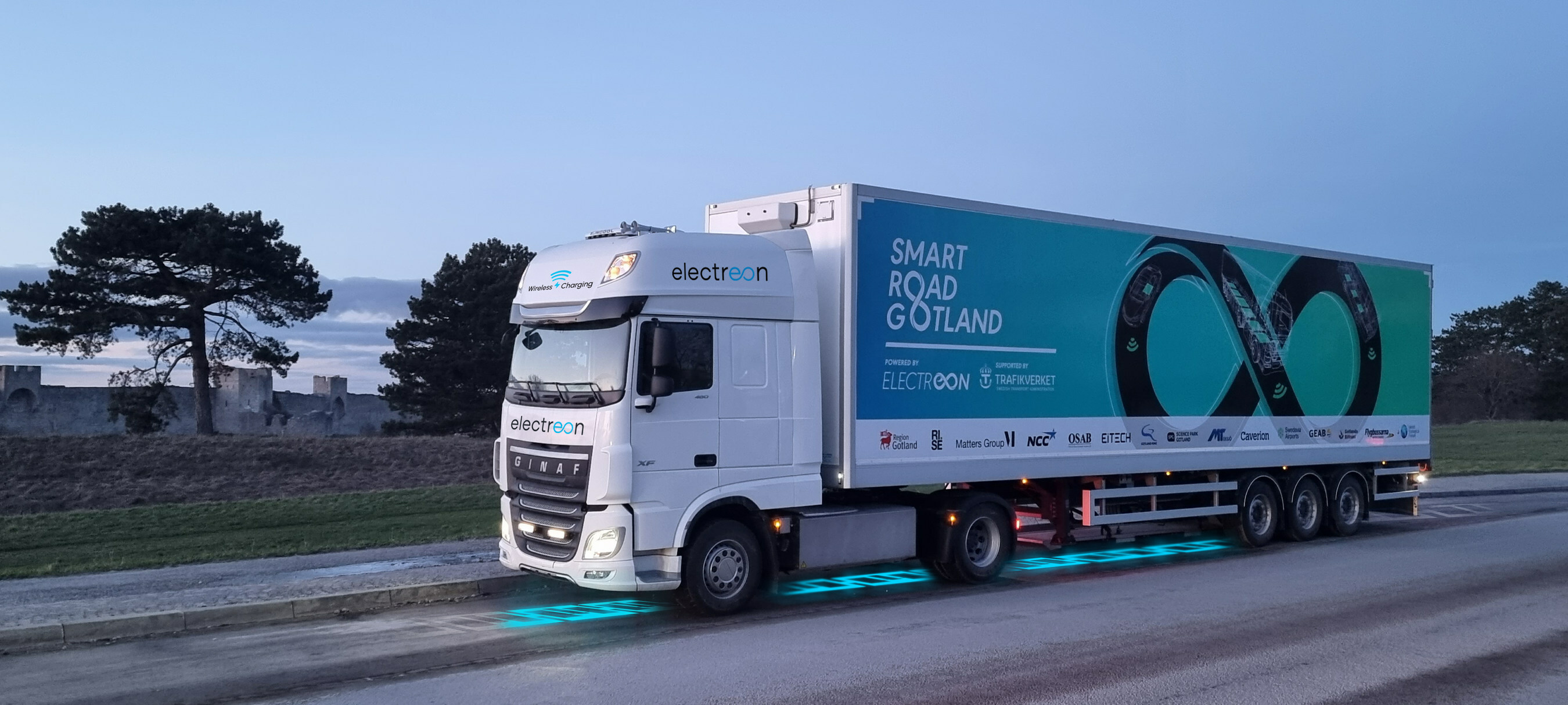 A Ginaf E–truck wirelessly charging on Electreon's Smartroad in Gotland, Sweden, the world’s first electric road for trucks and buses. Image: Electreon