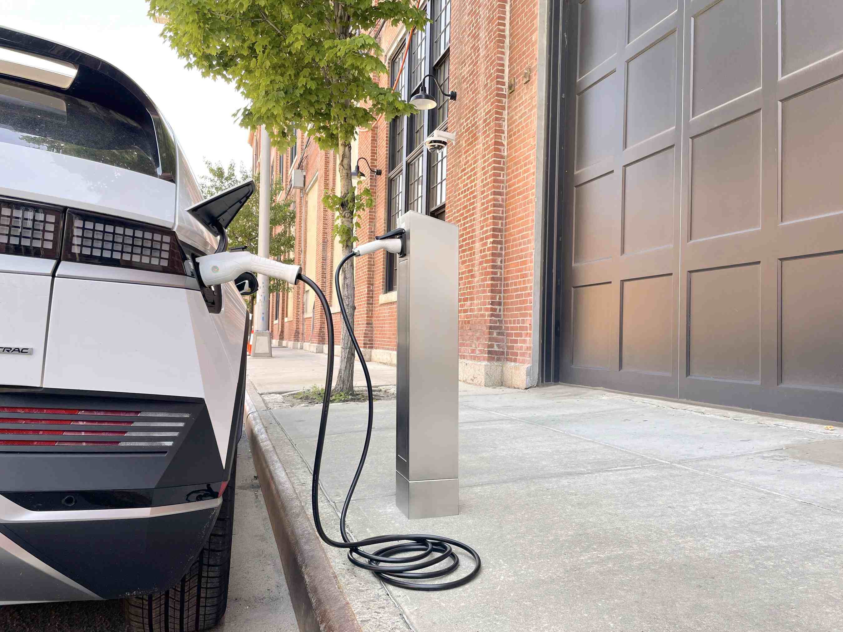 An Itselectric curbside charger with fully detachable charging cord. Photo: Itselectric