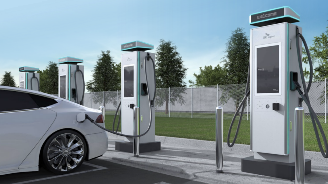 A PowerNode charging station can deliver a 100-mile charge for a typical EV in less than 10 minutes, with the power to service more than 100 vehicles per day per charging station. Image: Electric Era Technologies