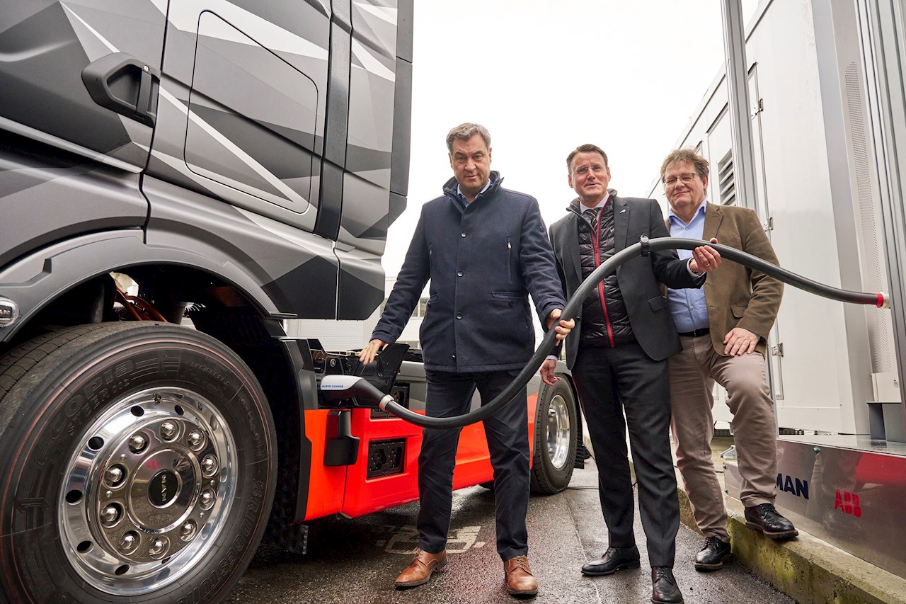 At the MCS charging premiere yesterday in Munich  (from left) Markus Söder, Minister-President of Bavaria, Alexander Vlaskamp, CEO, MAN Truck & Bus, and Michael Halbherr, CEO, ABB E-mobility. Photo ABB E-mobility