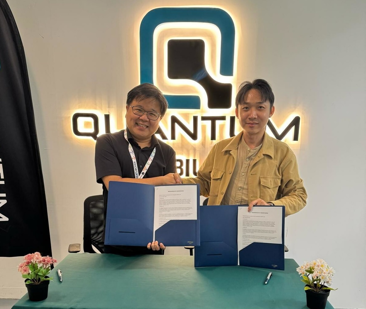 Quantum Volts CEO Lawrence Oei (left) and Emergence Innovative founder Kray Chong making the announcement that they will form a strategic alliance for EV charging innovations. Photo: Quantum Volts
