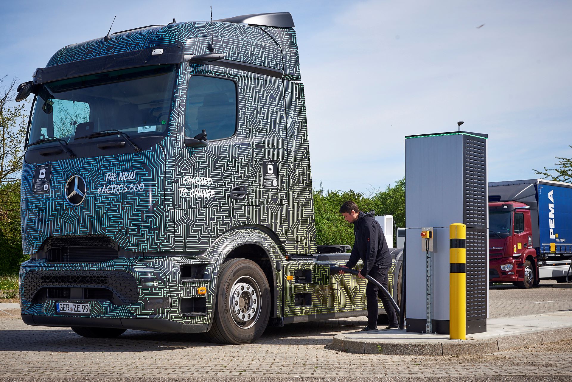 Mercedes-Benz Trucks developers charge an e-truck at 1,000 kilowatts for the first time during internal testing at Wörth am Rhein. Photo: Mercedes-Benz Trucks