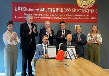 Oren Ezer and Shang Min sign the strategic agreement to deploy the Electric Road in China. Photo: Electreon