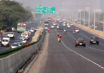 A network of electric roads is planned for a major area of India, with existing diesel buses being replaced by electric models by 2030 – image © courtesy of Pat Smith